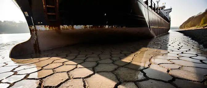 Критическое обмеление Рейна в районе Кауба парализовало движение крупных грузовых судов