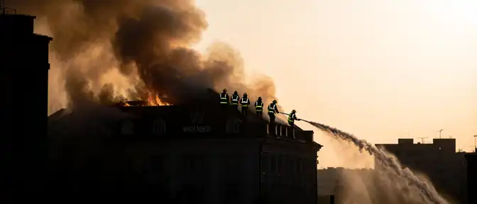 Пожарные подразделения ликвидируют крупное возгорание в торговом центре Белые ночи в Воркуте